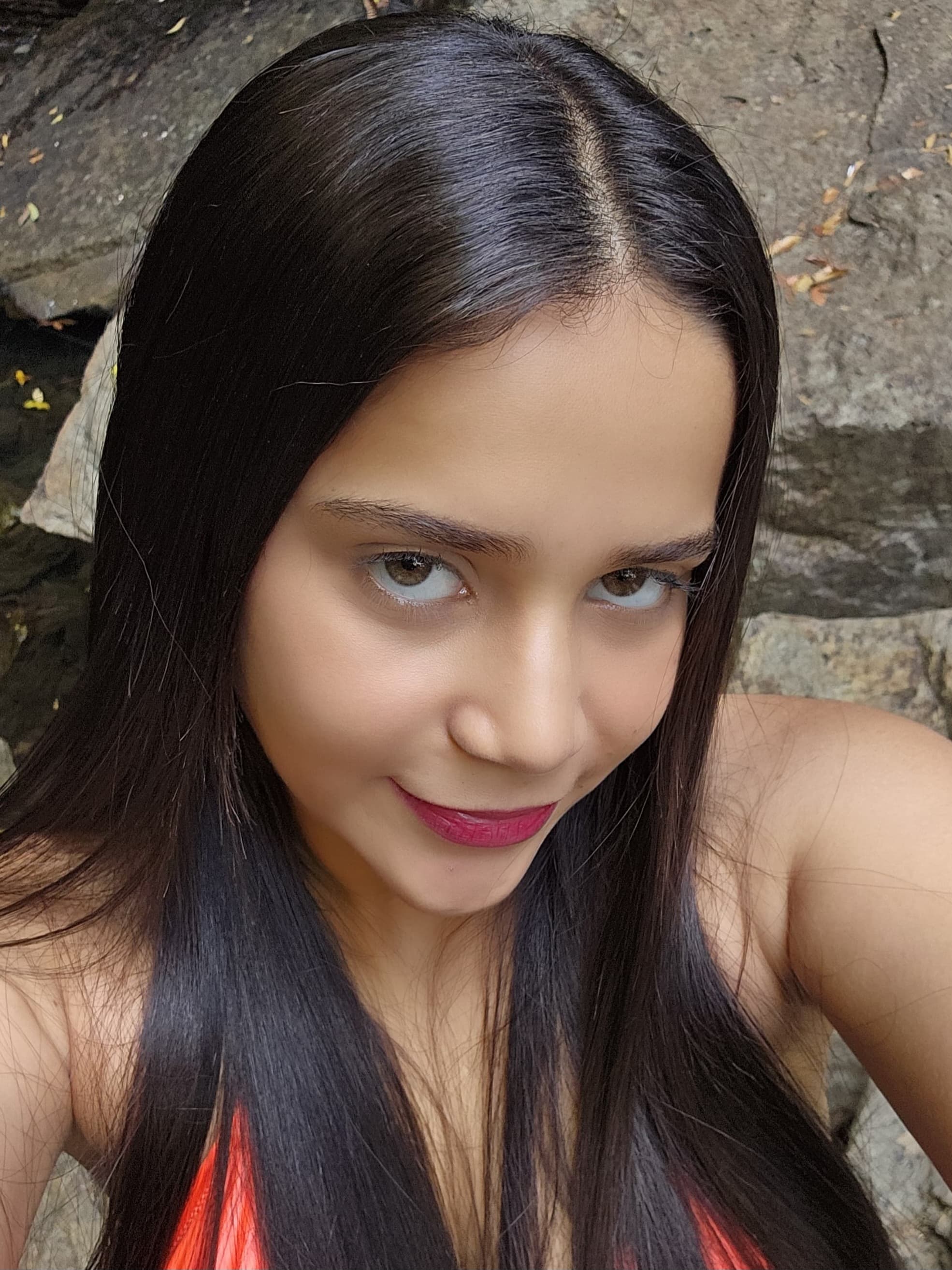 retrato em primeiro plano, pedras ao fundo