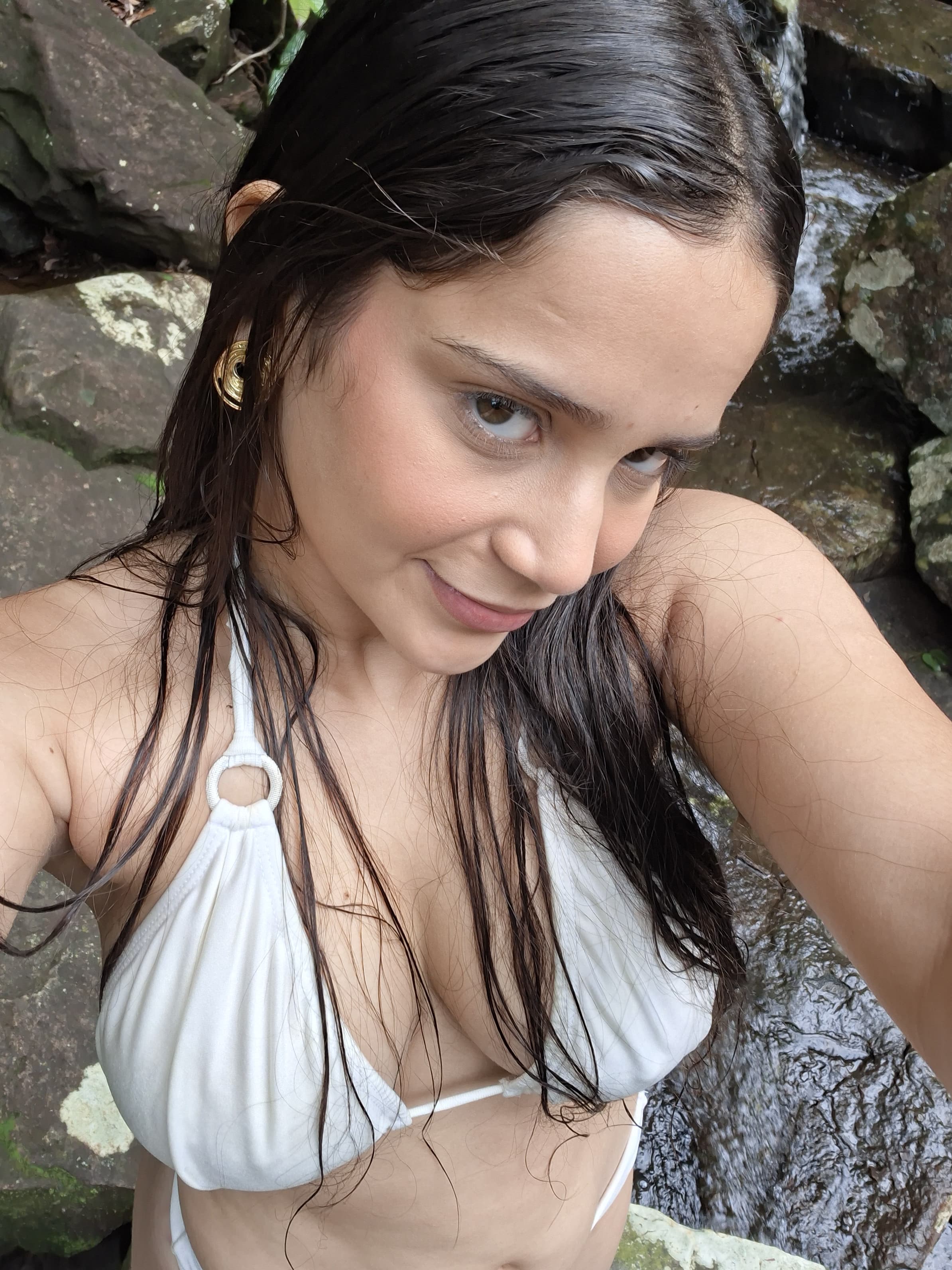 cabelo molhado, gotas de água no rosto