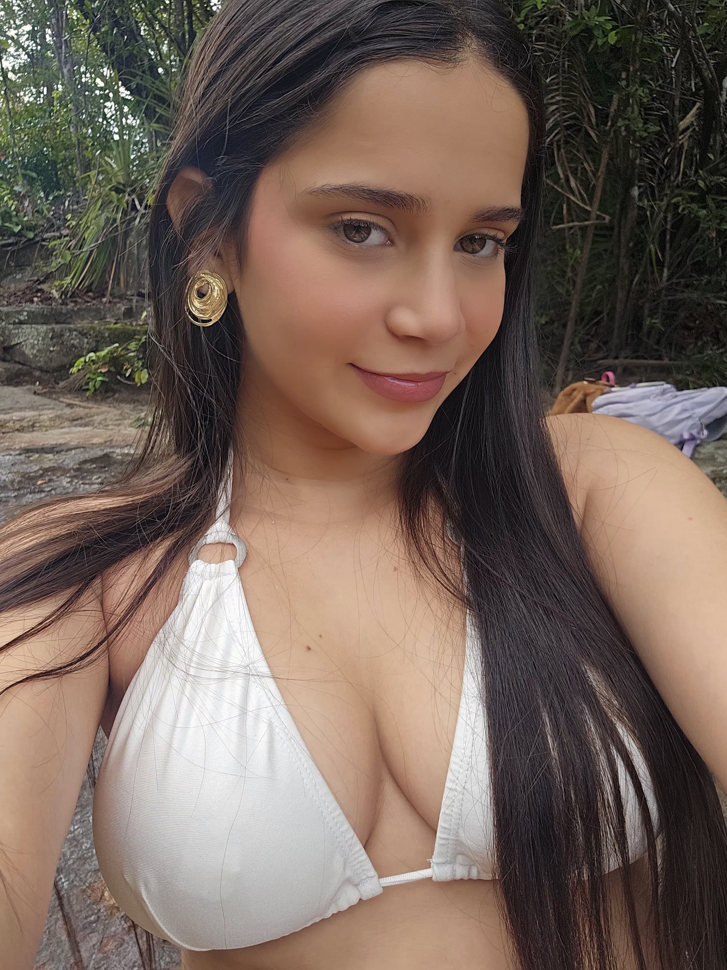 sorriso ao sol, retrato em plano americano