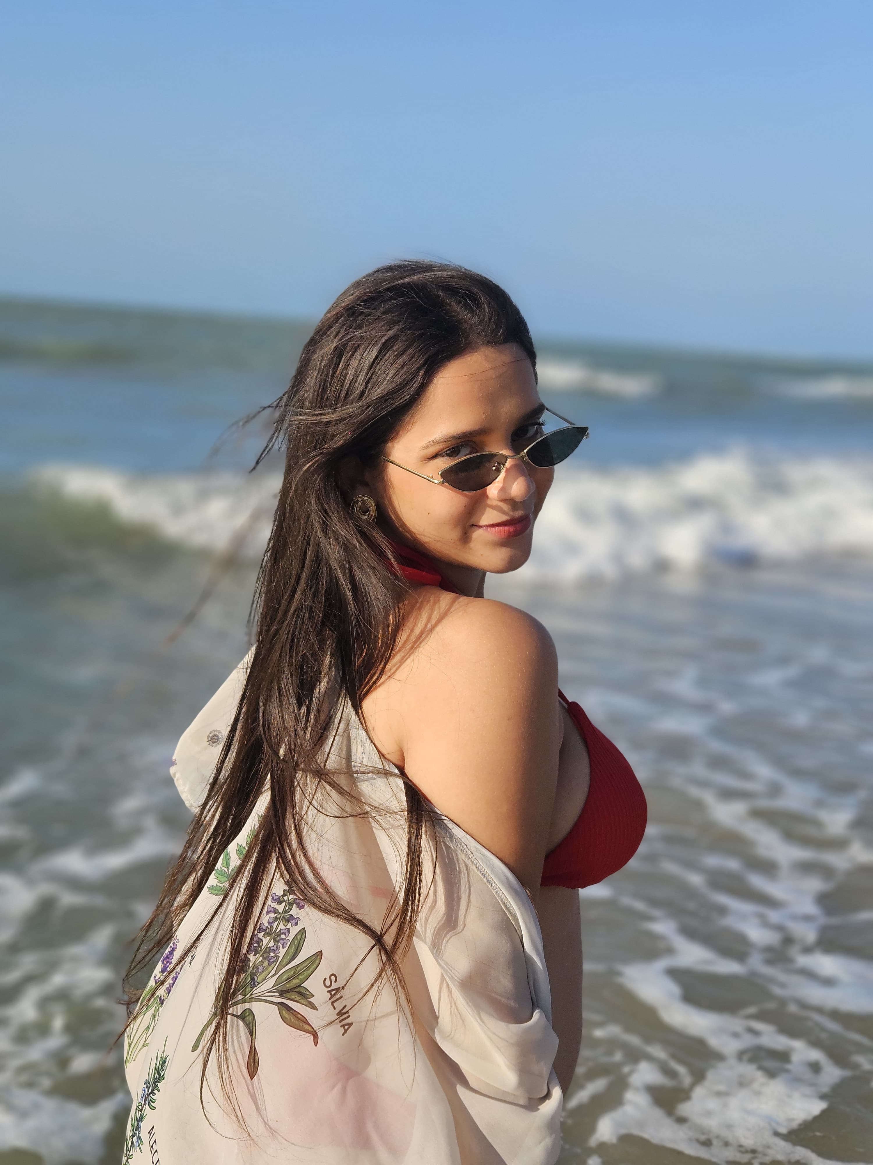 entre o mar e o xale floral, vento no cabelo