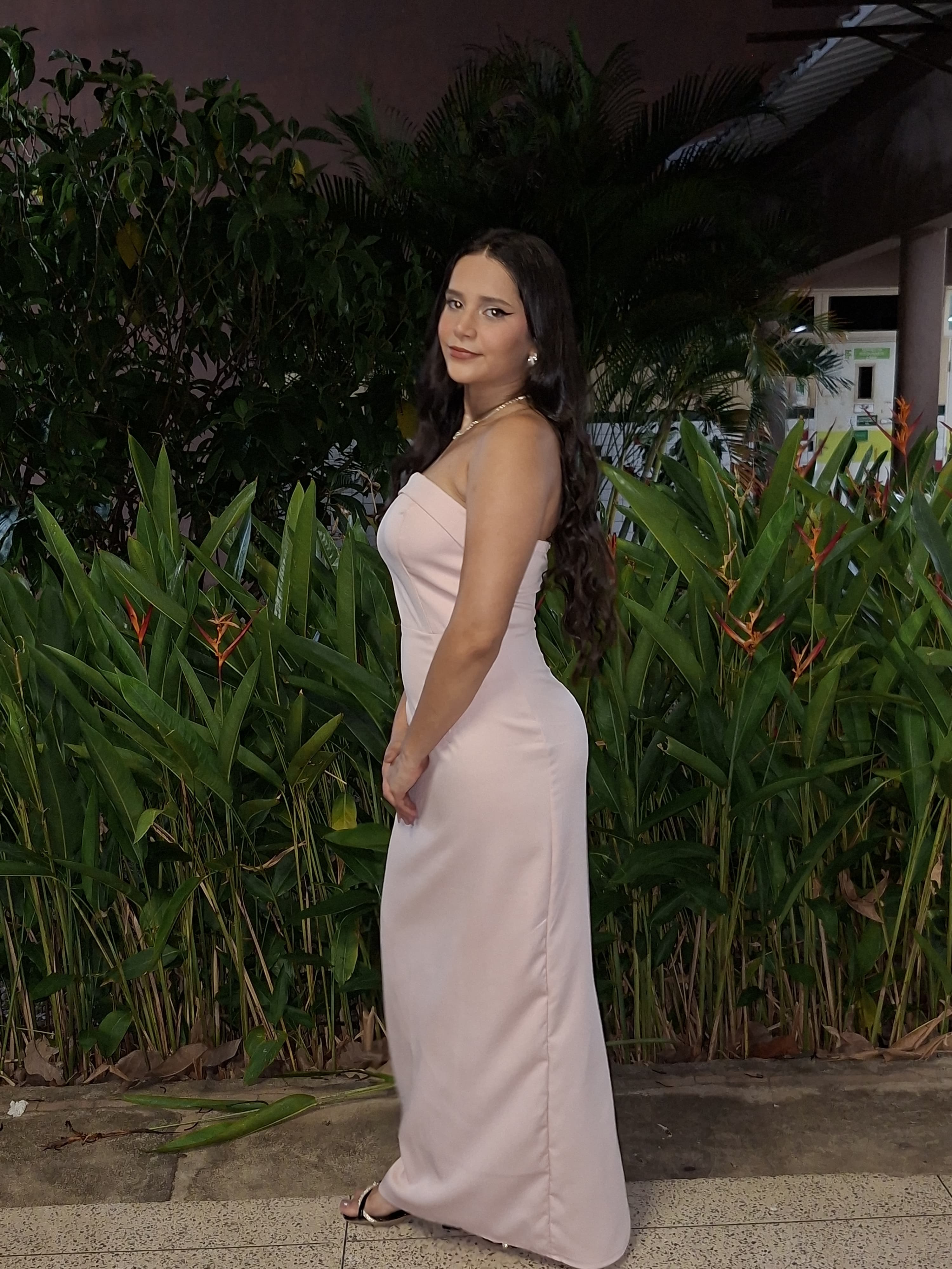 vestido longo cor de blush, de perfil