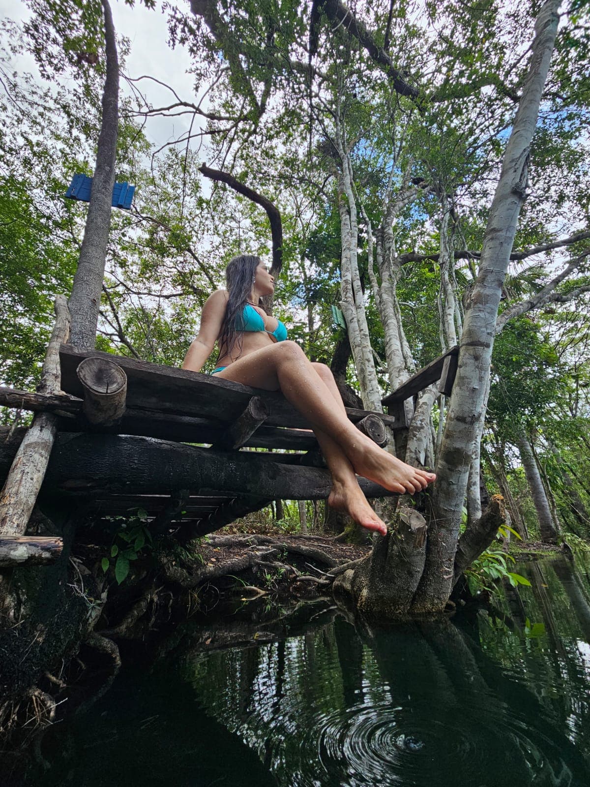 pausa em uma ponte de madeira sobre o lago