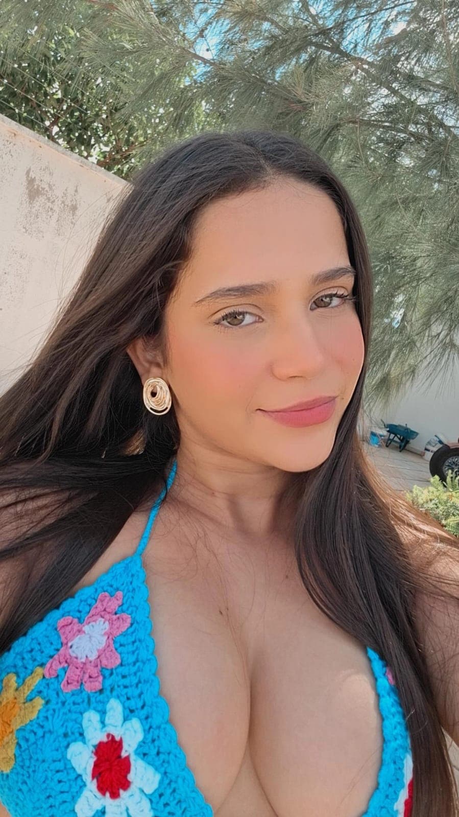 top de crochê azul e flores, tarde calma