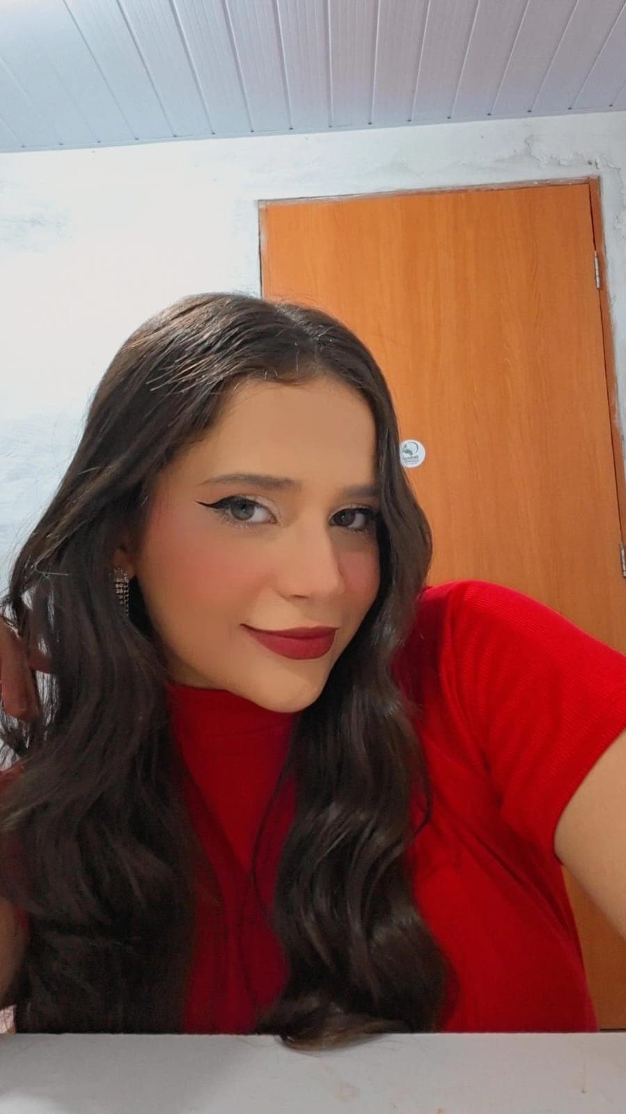 suéter vermelho, batom marcante