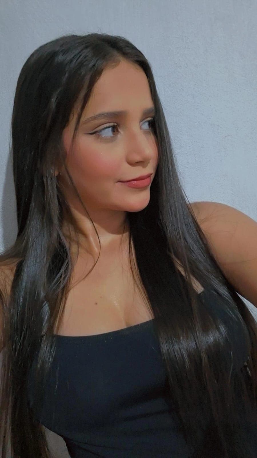 olhar de perfil, fios longos