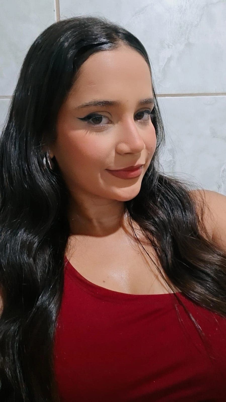 retrato em vermelho, cabelo em ondas