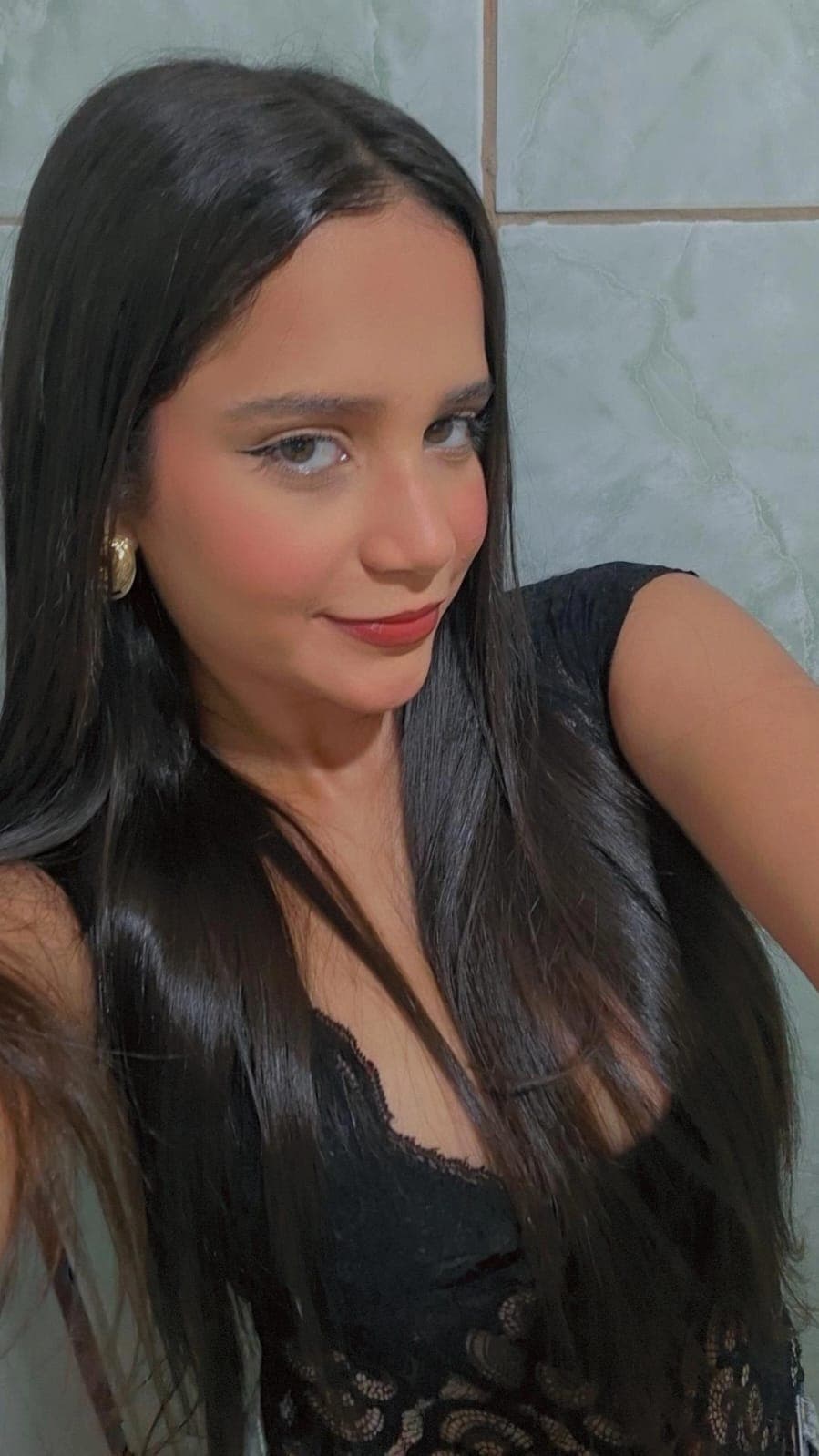 renda preta, sorriso contido