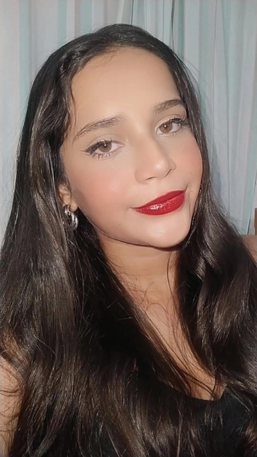 batom vermelho, olhar sereno