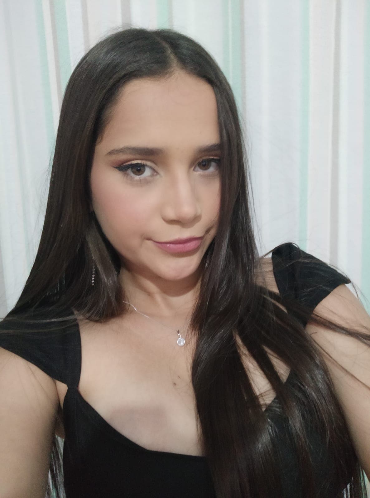 vestido preto, olhar sereno