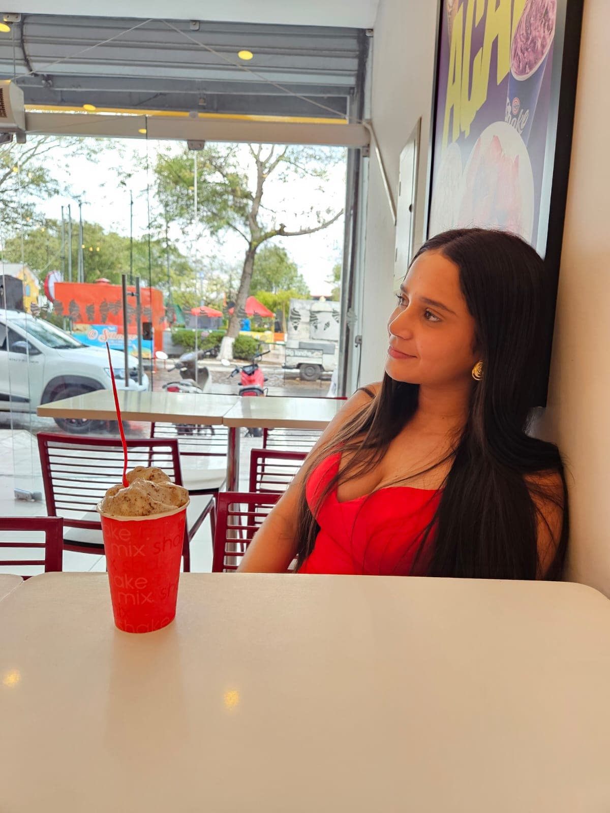 copo vermelho à frente, mesa do açaí