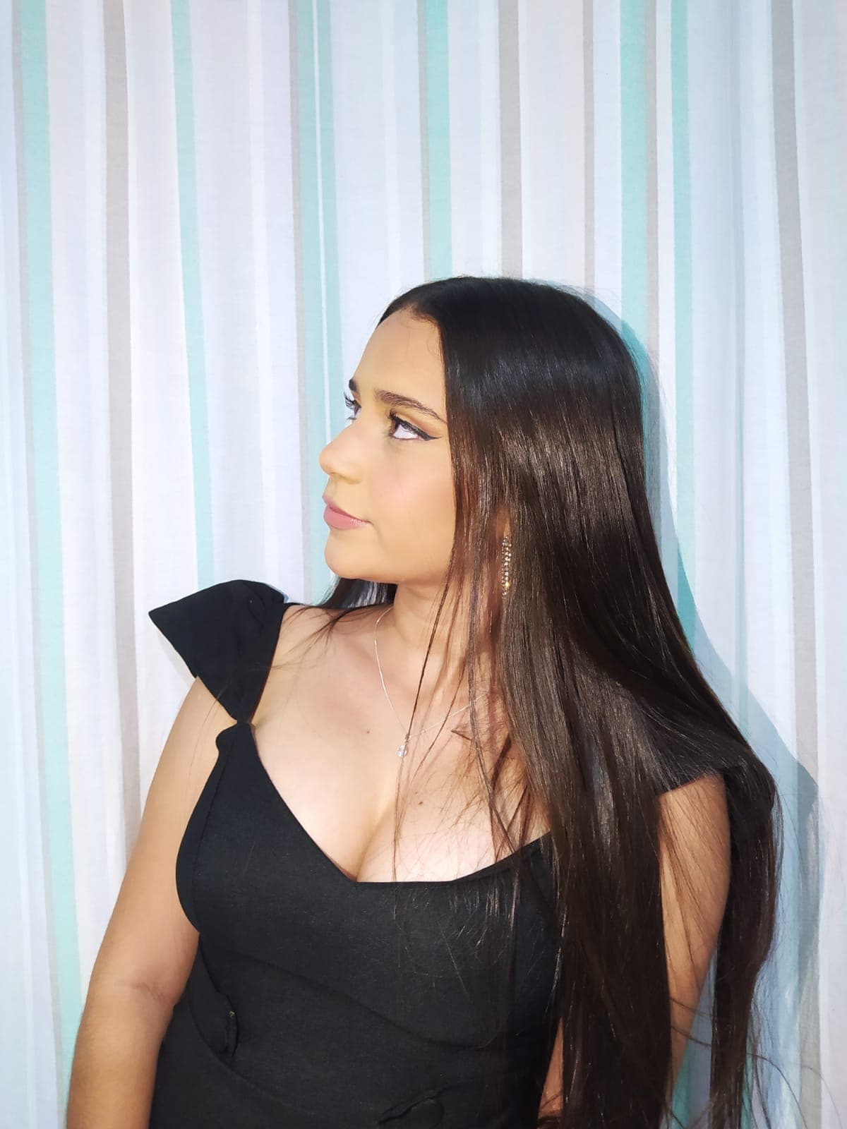 perfil em vestido preto, fundo listrado