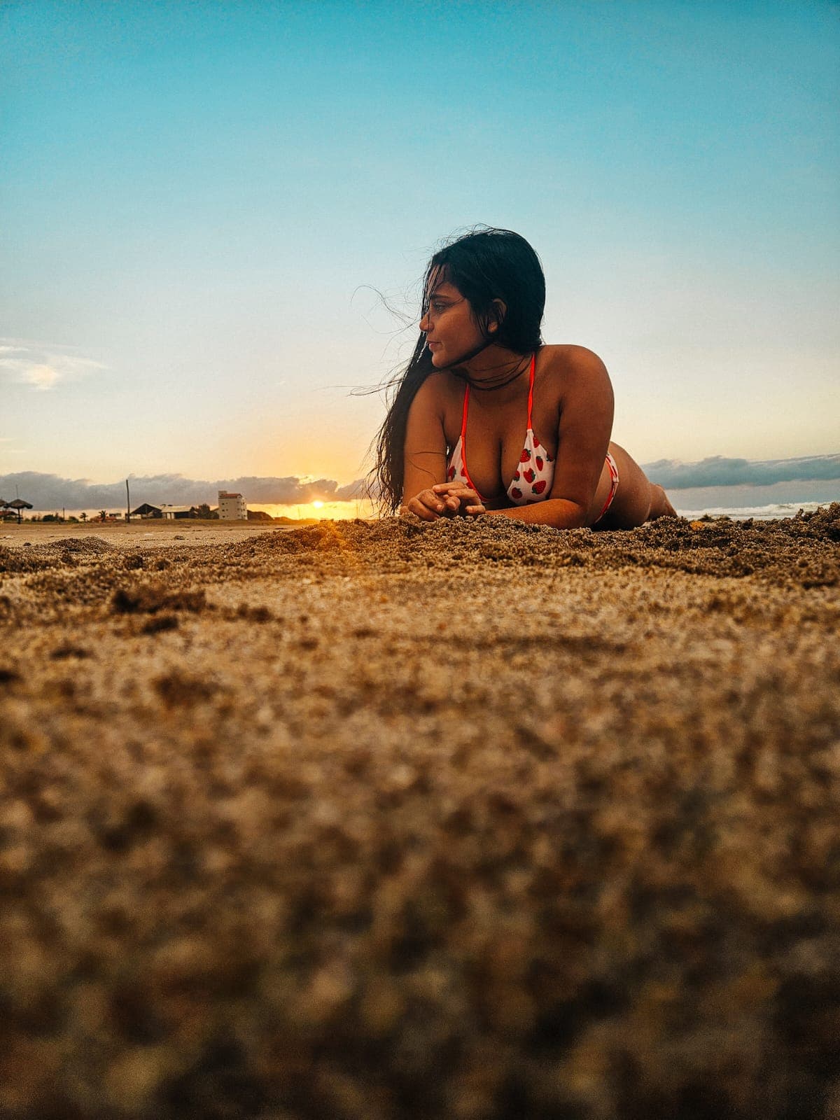deitada na areia, luz de fim de tarde