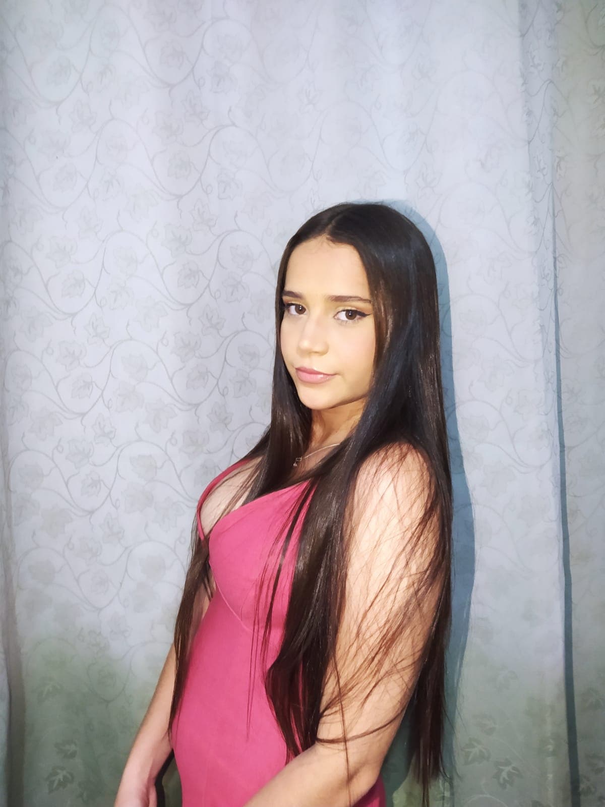 maiô violeta à beira da queda d’água