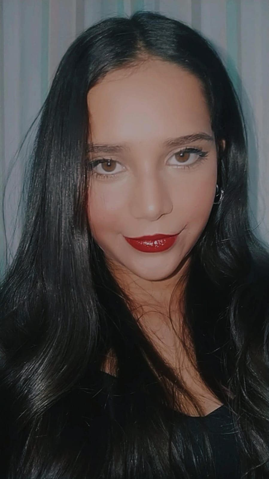 perto do paredão molhado, sorriso sutil