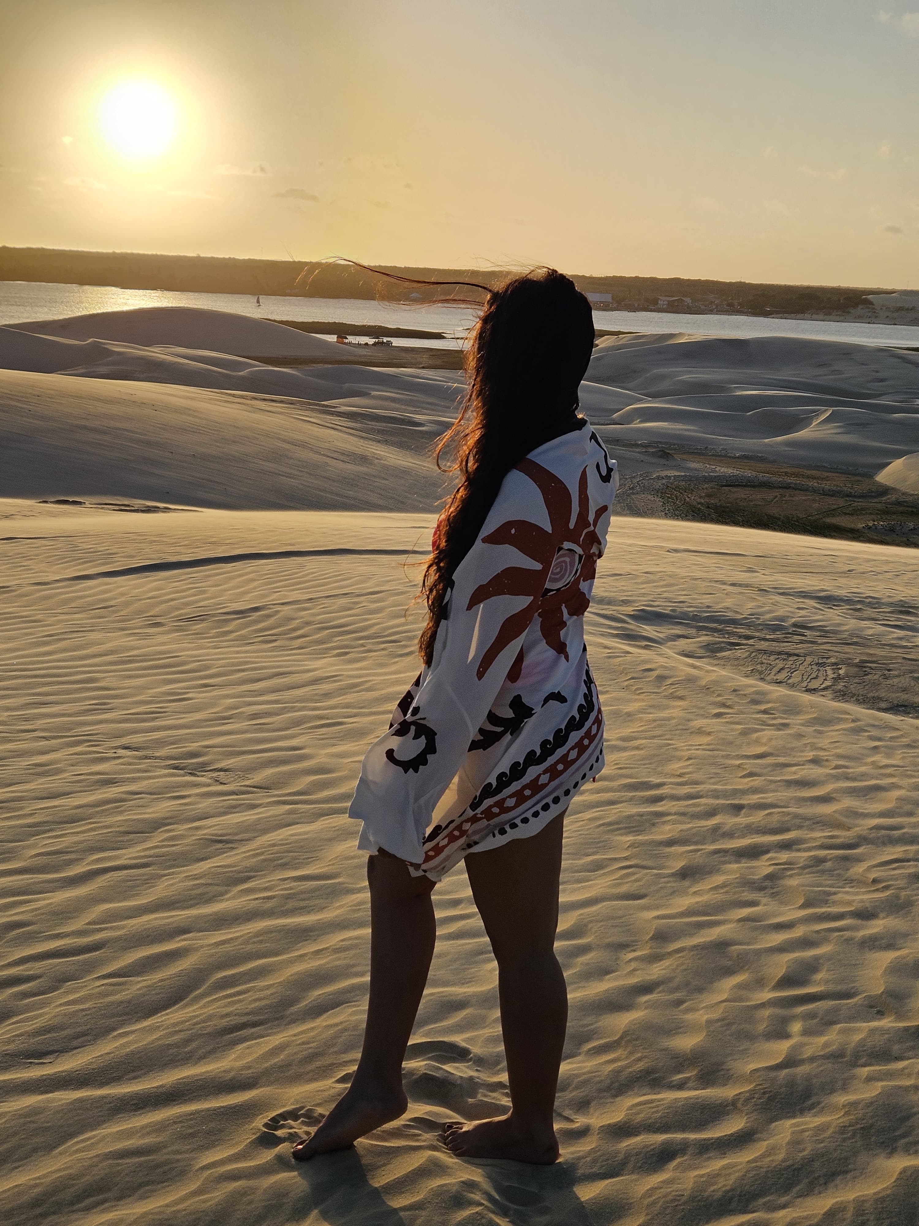 top rosa, brinco em forma de flor, céu aberto