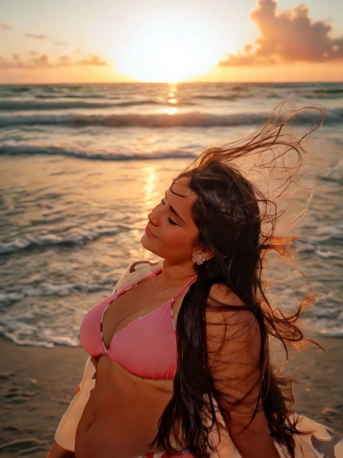 caminhando nas dunas sob o sol baixo