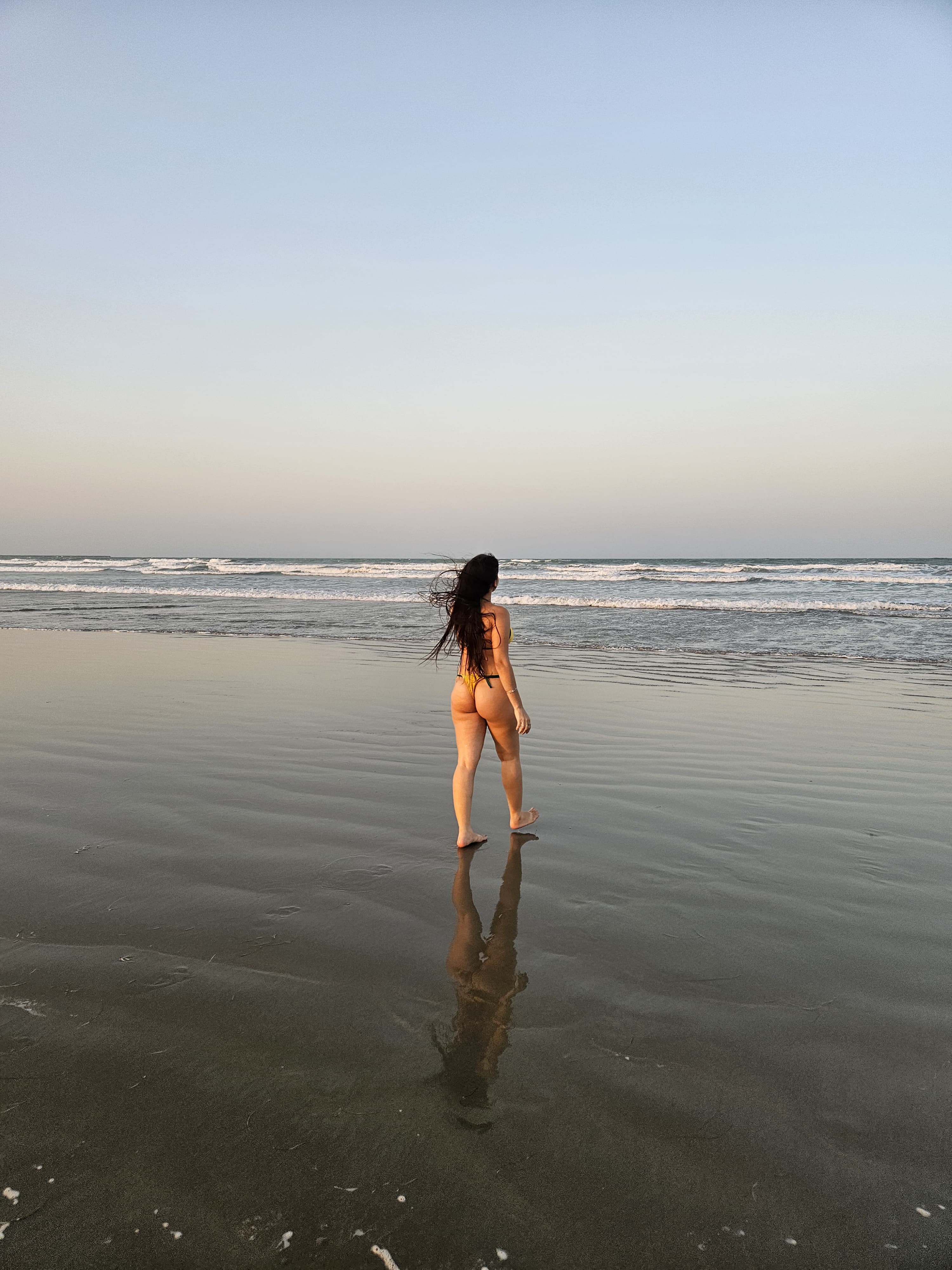 ajoelhada no espelho d’água da cachoeira