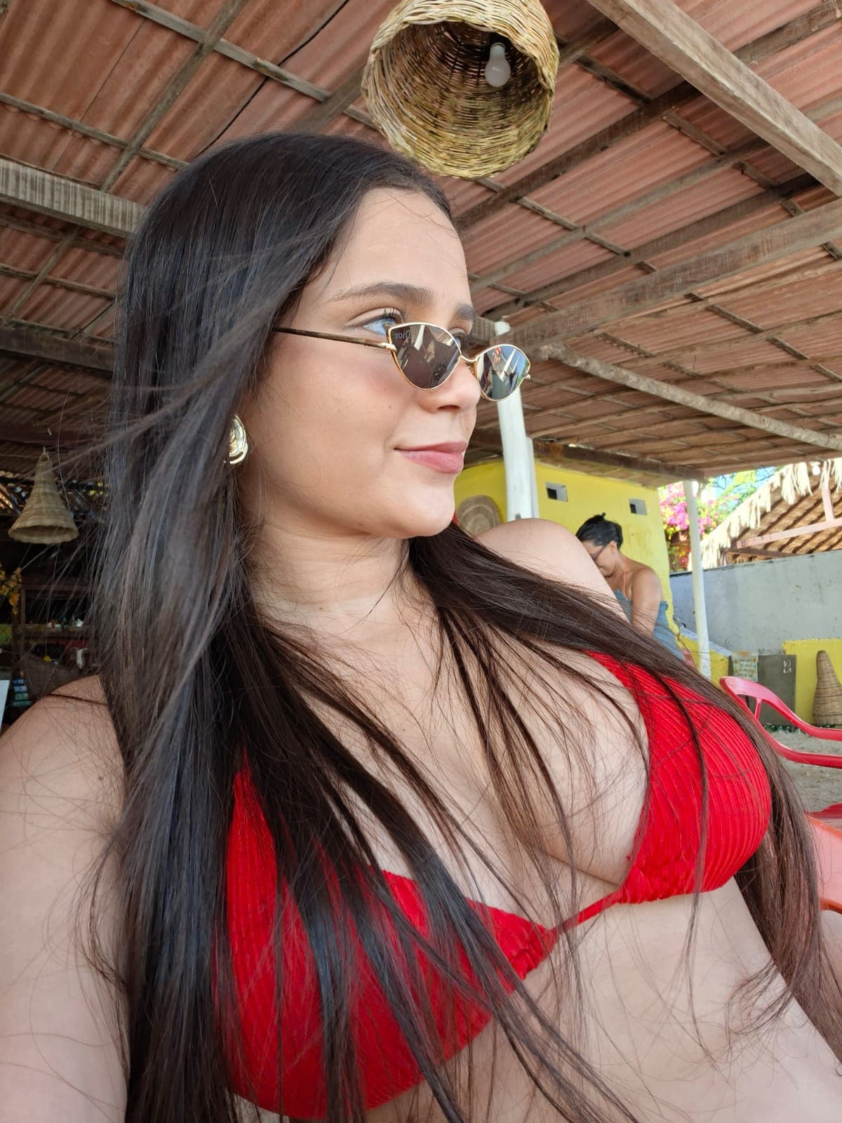 pôr do sol com o vento no cabelo, quase em silhueta