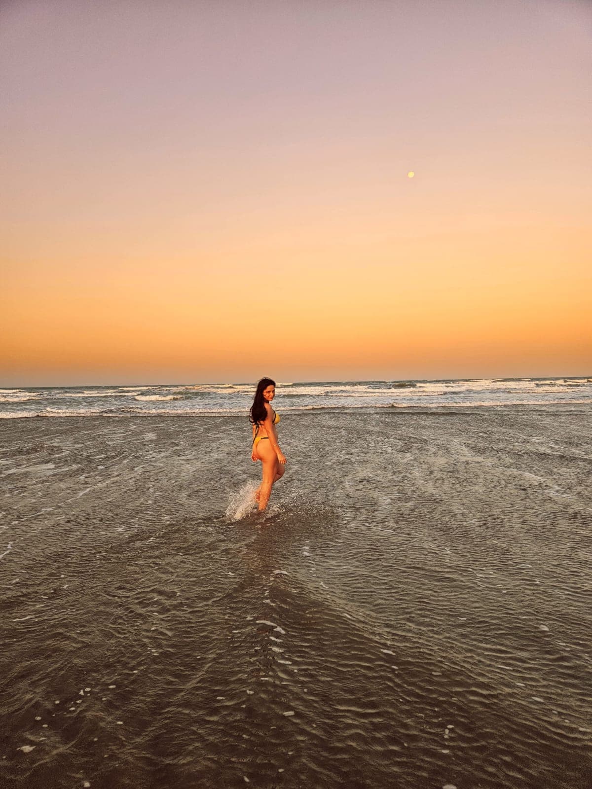 almoço à beira-mar, óculos escuros
